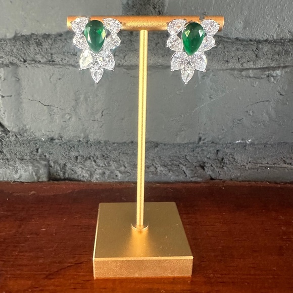 EMERALD & DIAMOND STATEMENT EARRINGS. - Picture 1 of 5